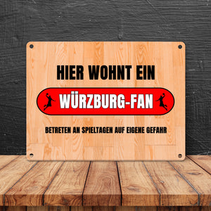 Hier wohnt ein Würzburg-Fan Metallschild in 15x20 cm mit Turnhallenboden Motiv