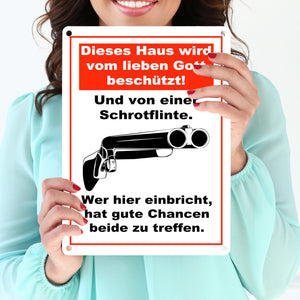 Metallschild Dieses Haus wird von Gott beschützt und einer Schrotflinte