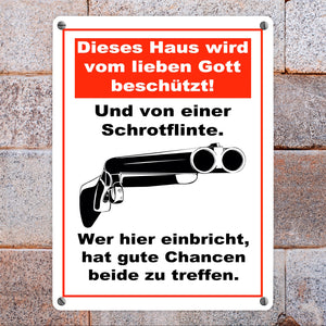 Metallschild Dieses Haus wird von Gott beschützt und einer Schrotflinte