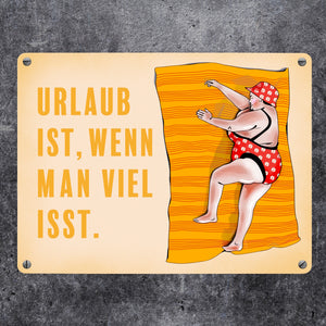 Metallschild Urlaub ist, wenn man viel isst mit Strandmotiv und Spruch zum Thema Essen