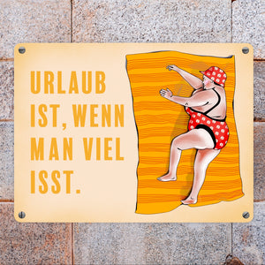 Metallschild Urlaub ist, wenn man viel isst mit Strandmotiv und Spruch zum Thema Essen