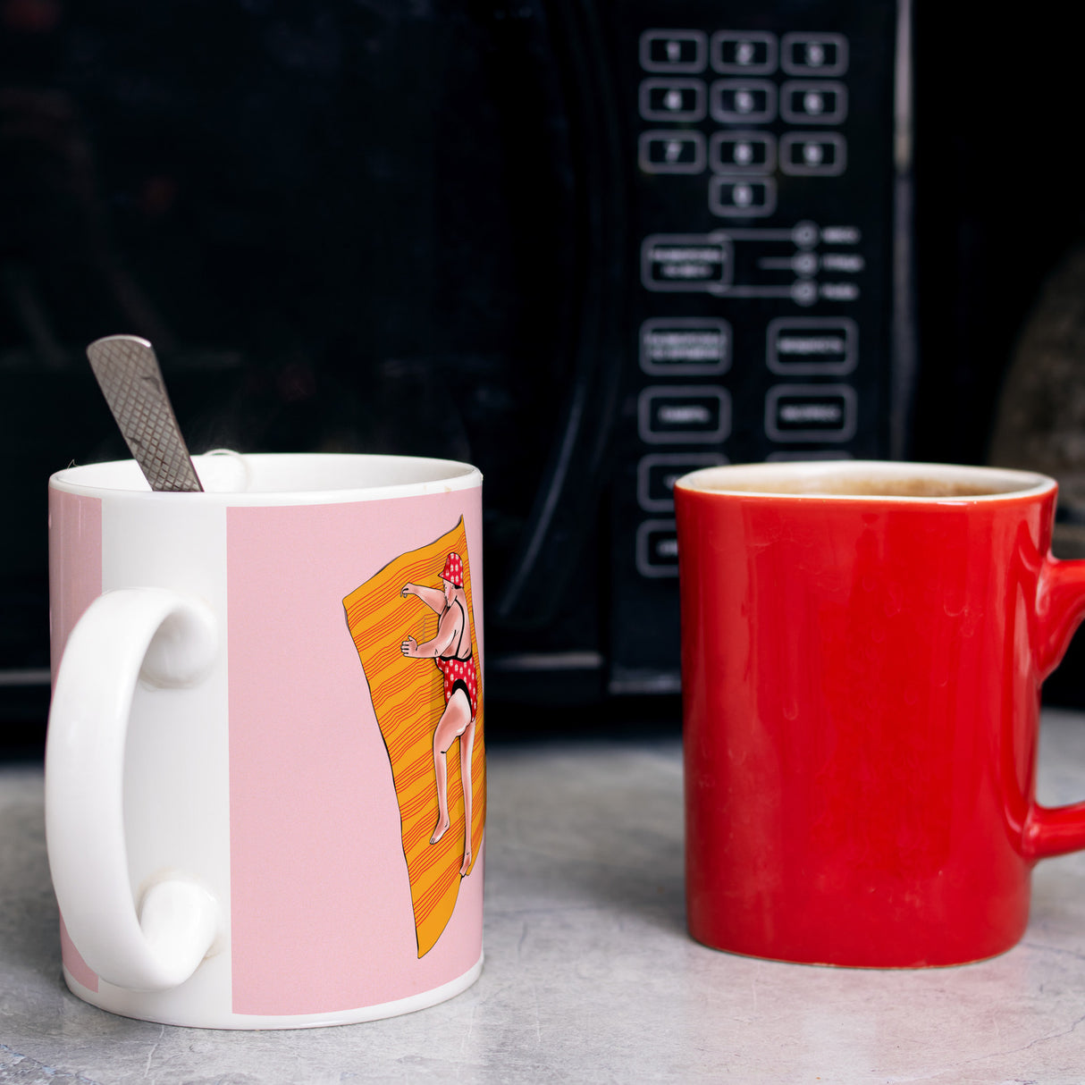 Kaffeebecher mit lustigem Spruch zum Thema Modelfigur und Comic-Dame im Badeanzug