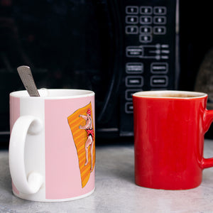 Kaffeebecher mit lustigem Spruch zum Thema Modelfigur und Comic-Dame im Badeanzug