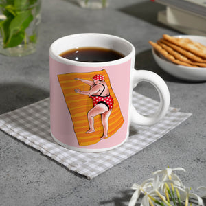 Kaffeebecher mit lustigem Spruch zum Thema Modelfigur und Comic-Dame im Badeanzug