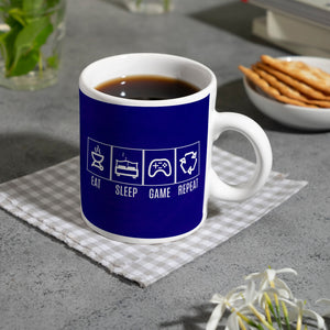 EAT, SLEEP, GAME, REPEAT Kaffeebecher mit blauem Hintergrund