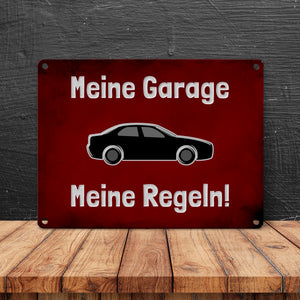Meine Garage Meine Regeln! Metallschild in 15x20 cm mit Auto und rotem Hintergrund