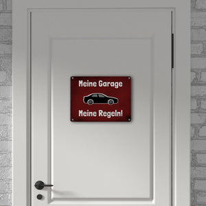 Meine Garage Meine Regeln! Metallschild in 15x20 cm mit Auto und rotem Hintergrund