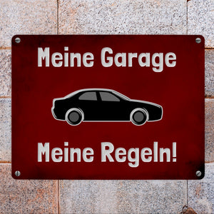 Meine Garage Meine Regeln! Metallschild in 15x20 cm mit Auto und rotem Hintergrund