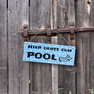 Hier geht’s zum Pool mit Pfeil nach rechts - Metallschild