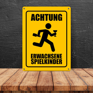 Metallschild mit Warnmännchen - Achtung erwachsene Spielkinder