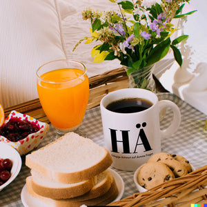 Kaffeebecher mit lustigem Spruch - HÄ: Gängige Antwort auf dumme Fragen