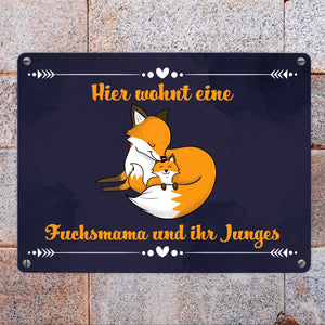 Metallschild mit Motiv und Spruch - Hier wohnt eine Fuchsmama und ihr Junges