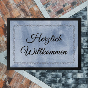 Herzlich Willkommen Fußmatte in 35x50 cm mit verschnörkeltem Rahmen