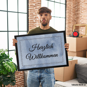 Herzlich Willkommen Fußmatte in 35x50 cm mit verschnörkeltem Rahmen