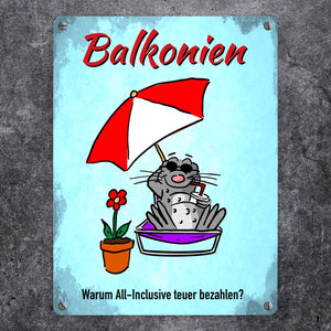 Balkonien Urlaub Metallschild mit Seeleopard auf dem Balkon