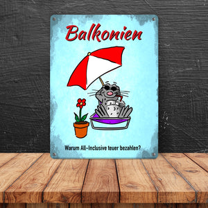 Balkonien Urlaub Metallschild mit Seeleopard auf dem Balkon