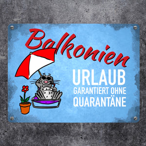 Balkonien Urlaub Metallschild mit Seeleopard auf dem Balkon