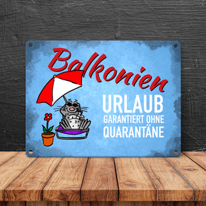 Balkonien Urlaub Metallschild mit Seeleopard auf dem Balkon