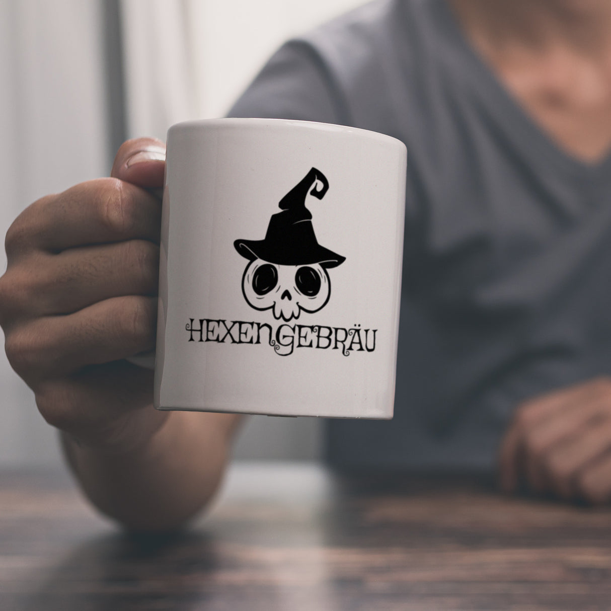 Kaffeebecher mit lustigem Halloween Motiv - Totenkopf mit Hexenhut