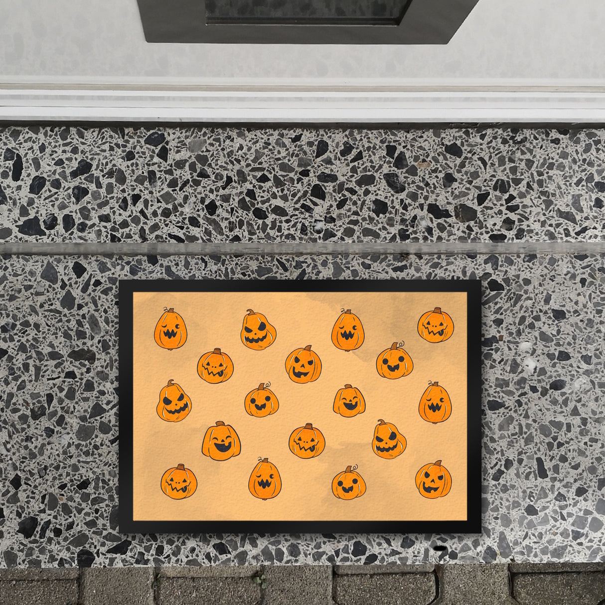 Fußmatte im Halloween Design - mit vielen lustigen geschnitzten Kürbisköpfen
