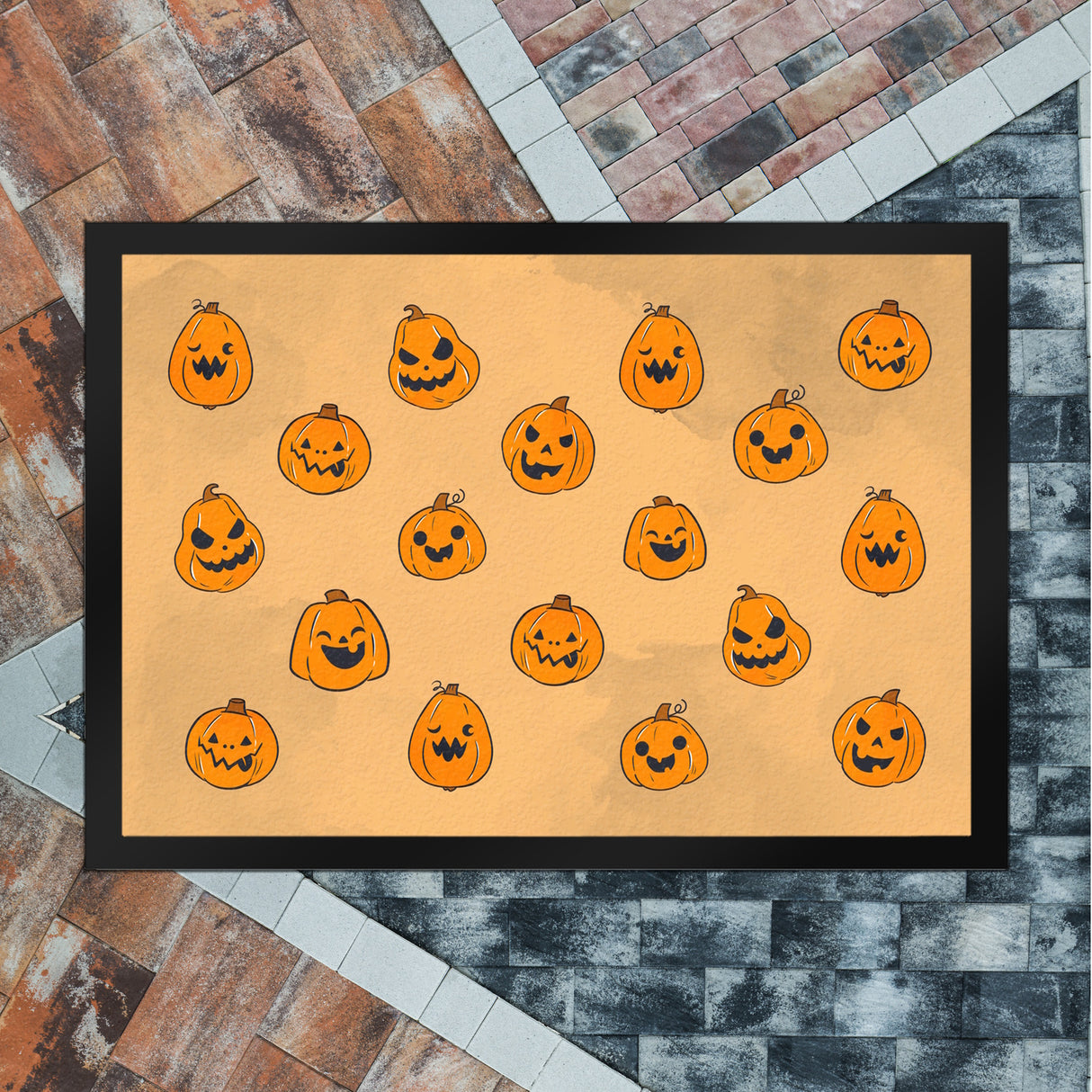 Fußmatte im Halloween Design - mit vielen lustigen geschnitzten Kürbisköpfen