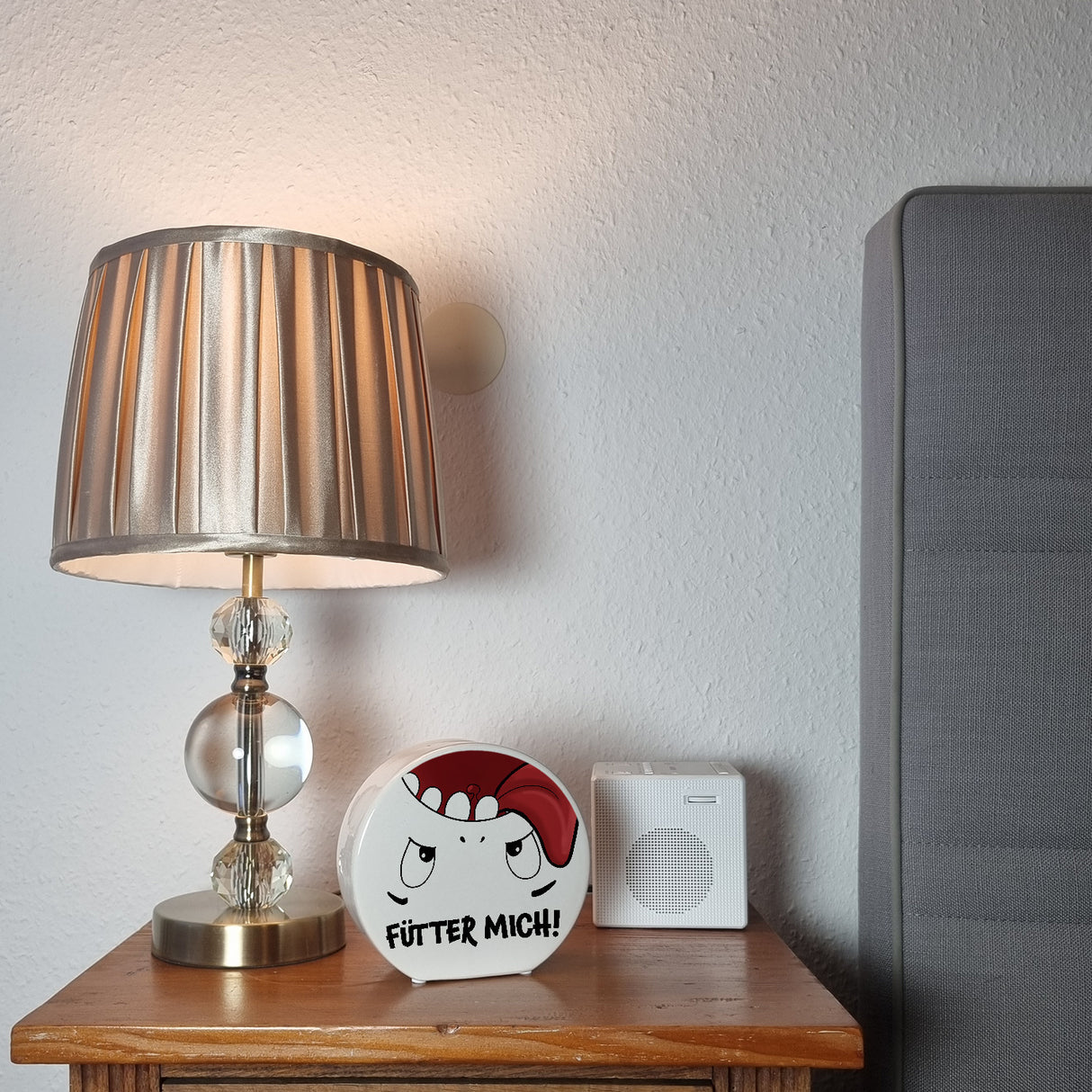 Spardose mit Comicfigur und lustigem Spruch - Fütter mich!