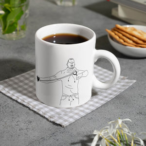Kaffeebecher mit ironischem Spruch, gezeichnetem Charakter und Steinschleuder