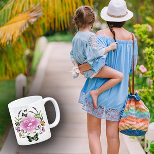 Kaffeebecher mit motivierenden Worten und Blumenrahmen mit Schmetterlingen