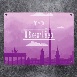 Metallschild für Fans von Städtetrips mit der Silhouette von Berlin in lila