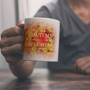 Kaffeebecher mit schönen Herbstblättern und Schriftzug - Autumn Leaves