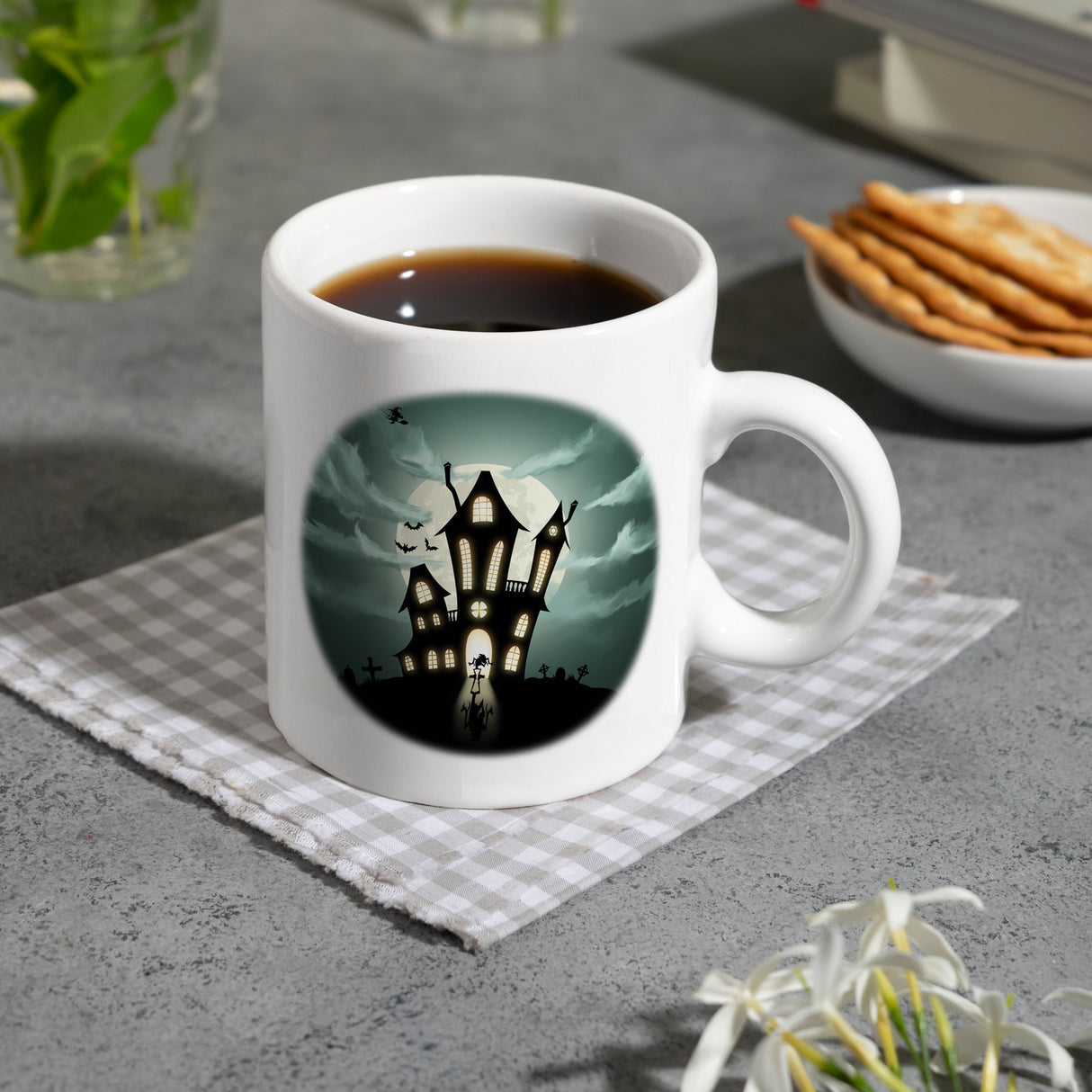 Kaffeetasse mit gruseligem Geisterhaus Motiv und Spruch - Happy Halloween