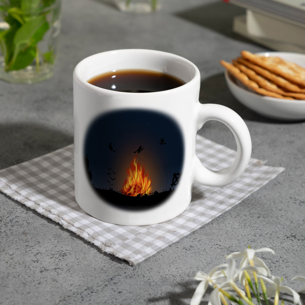 Kaffeetasse mit gruseligem Hexenfeuer Motiv und Spruch - Happy Halloween