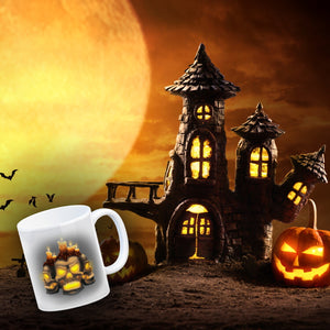 Kaffeetasse mit Totenköpfen und brennenden Kerzen - Happy Halloween