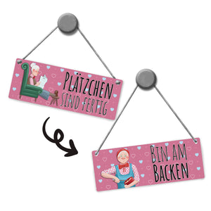 Wendeschild mit Kordel Das perfekte Gadget für alle, die gerne Backen oder viele Plätzchen zur Adventszeit backen. Mit diesem praktischen und schönen Wendeschild kannst du einfach zeigen, dass du gerade in der Küche beschäftigt bist.