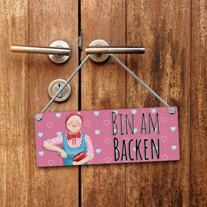 Wendeschild mit Kordel Das perfekte Gadget für alle, die gerne Backen oder viele Plätzchen zur Adventszeit backen. Mit diesem praktischen und schönen Wendeschild kannst du einfach zeigen, dass du gerade in der Küche beschäftigt bist.