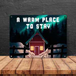 A warm place to stay Metallschild mit nordischer Hütte und Polarlichtern