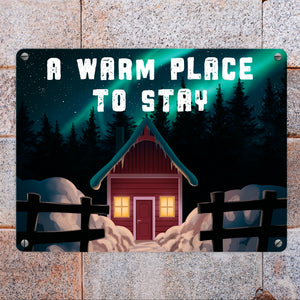 A warm place to stay Metallschild mit nordischer Hütte und Polarlichtern