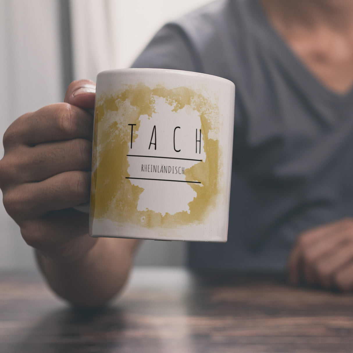 Hallo auf Rheinländisch Tach lustiger Kaffeebecher mit gelbem Hintergrund