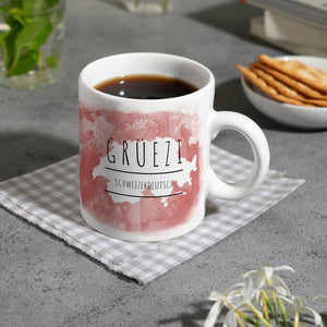 Hallo auf Schweizerdeutsch Grüezi lustiger Kaffeebecher mit rotem Hintergrund