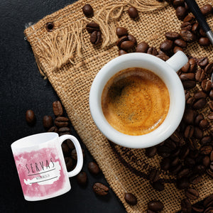 Hallo auf Wienerisch Servas lustiger Kaffeebecher mit rosaem Hintergrund