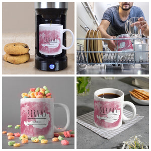 Hallo auf Wienerisch Servas lustiger Kaffeebecher mit rosaem Hintergrund