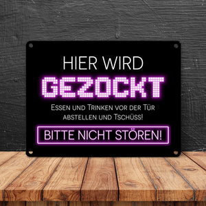 Hier wird gezockt Metallschild für Gamer in violett