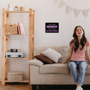 Hier wird gezockt Metallschild für Gamer in violett