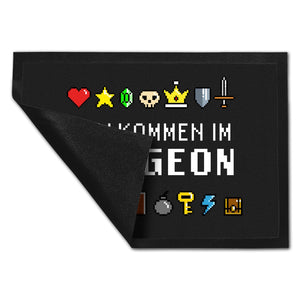 Willkommen im Dungeon Fußmatte für Gamer mit bunten Pixel-Items