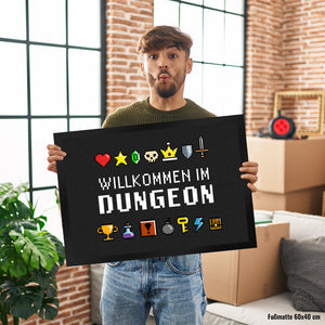 Willkommen im Dungeon Fußmatte für Gamer mit bunten Pixel-Items