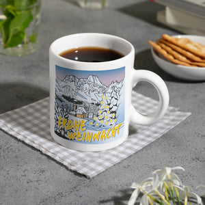 Kaffeebecher zum Thema Weihnachten mit eingeschneiter Landschaft