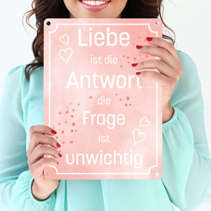 Metallschild mit schönem Spruch über die Liebe für das Wohnzimmer