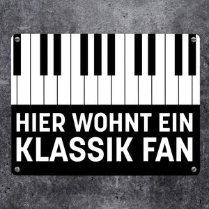 Hier wohnt ein Klassik Fan Metallschild mit Klavier Design
