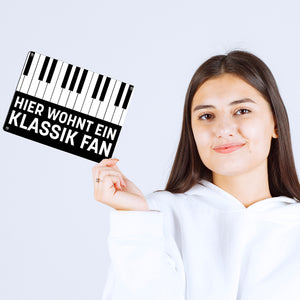 Hier wohnt ein Klassik Fan Metallschild mit Klavier Design