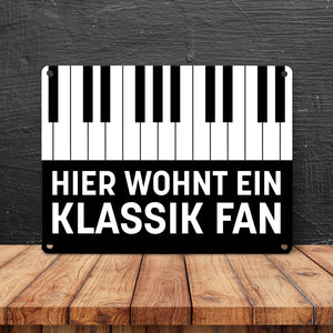 Hier wohnt ein Klassik Fan Metallschild mit Klavier Design